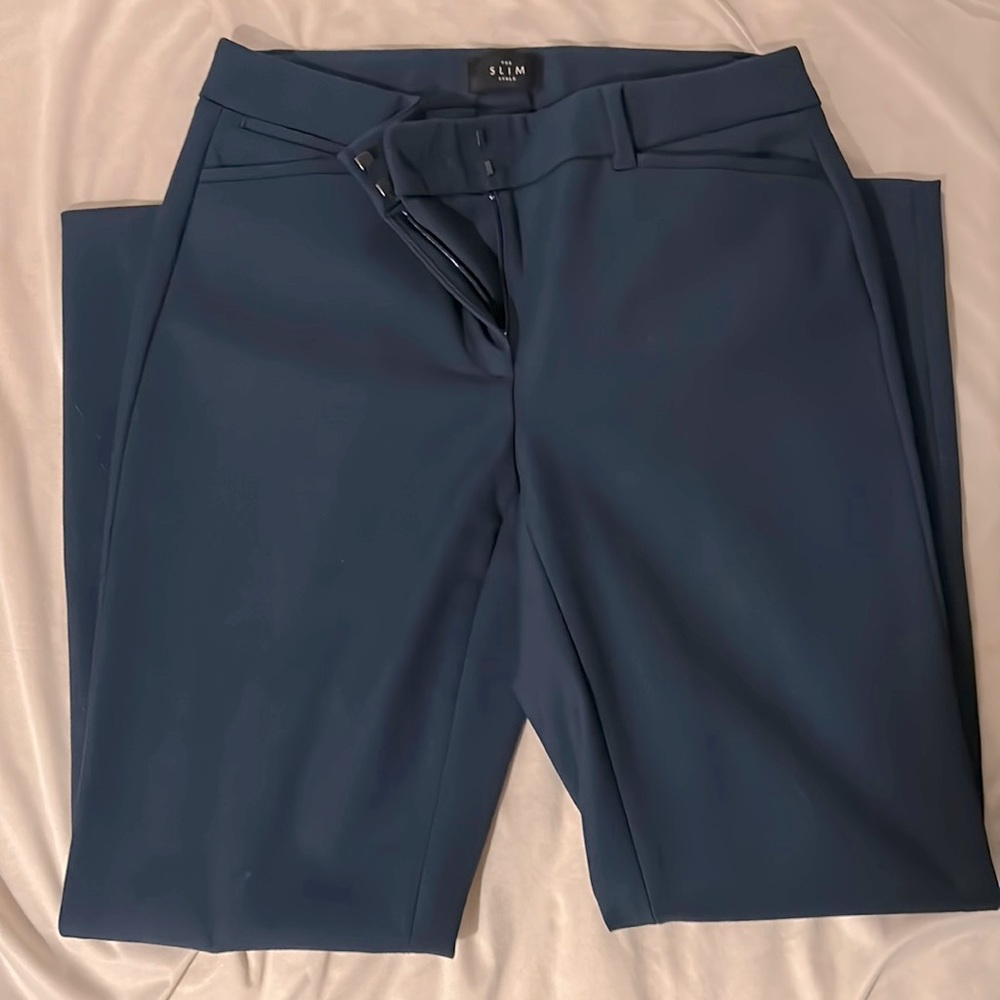 Black House White Market navy blue “The Slim” ankle pant. NWOT size 2